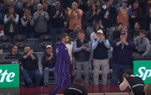 pg电子官网-青春的回忆！骑士主场致敬乐福 所有观众起立鼓掌欢呼！